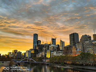 黄昏下的城市河畔美景