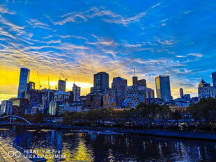 城市河畔绚丽黄昏天际线