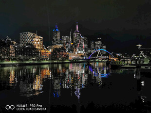 城市夜景璀璨倒影