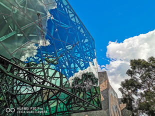 现代玻璃建筑与蓝天绿树