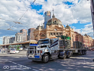 城市街道上的大型货车