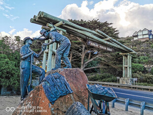 工人操作机械进行作业