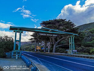 蓝色户外滑梯与周边景致