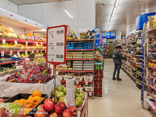 超市内丰富的蔬果陈列区