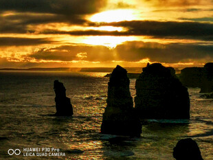 日落时分的海边礁石景观