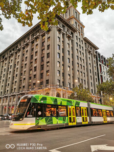 城市中色彩斑斓的有轨电车