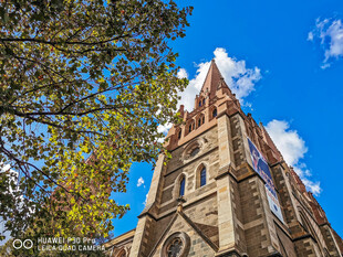 古老教堂与蓝天绿树相映