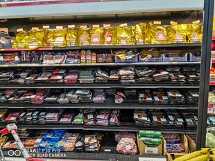 超市货架上琳琅满目的零食