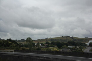 公路边的阴天景色