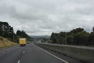 公路上行驶的黄色车辆