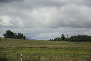 田野上空的厚重云层