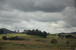 阴云下的开阔田园风光