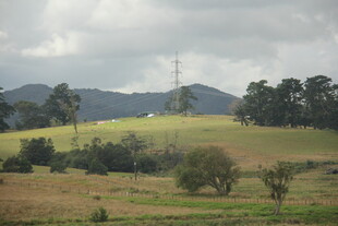 田园风光中的输电设施