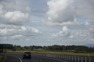 公路行车场景 蓝天白云相伴