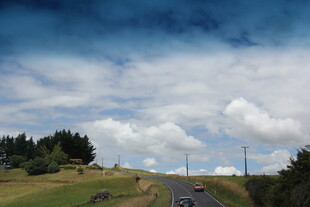 公路穿行于青山蓝天白云间