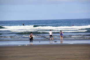 海边游客享受休闲时光