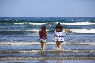 海边漫步的两位女性