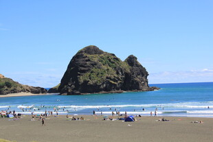 美丽海滩与海中巨石景观