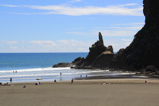 美丽海滨沙滩与奇特岩石