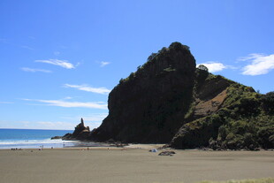 海边嶙峋岩石与沙滩美景