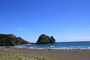 美丽海滨沙滩与远处礁石