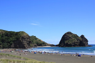 美丽海滩与远处奇特岩石