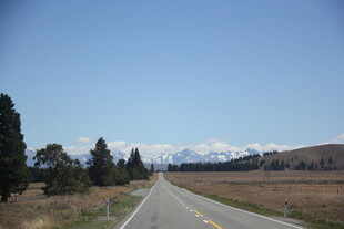 公路伸向远方的美丽风景
