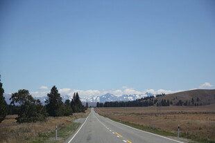 公路伸向远方的美丽风景
