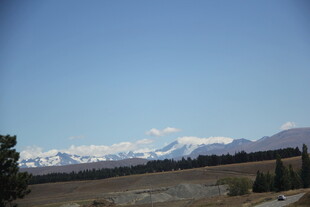雪山下的开阔原野风光