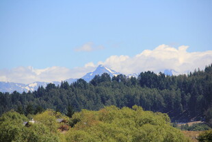 山林间的蓝天白云美景