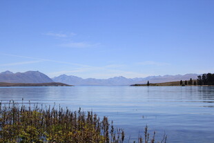 宁静湖畔的山水风光