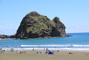 海边奇岩下的休闲沙滩