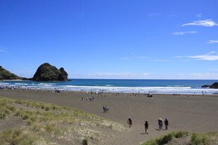 美丽海滩上的悠闲漫步