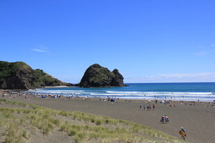 海滩风光 远处有奇特岩石