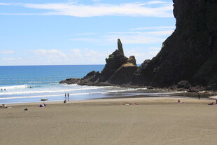 海边沙滩与奇特岩石景观