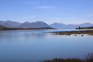 宁静湖畔的壮美山水风光