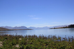 湖畔风光 远山蓝天映碧水