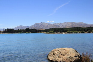 湖畔巨石与远山美景