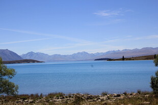湖畔蓝天青山美景