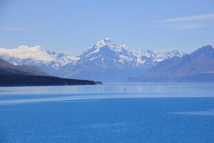 蓝色湖泊与远处雪山美景