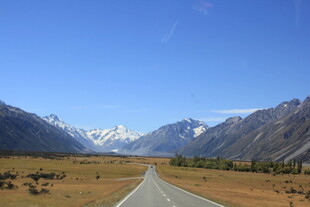 旷野公路旁的壮丽雪山景