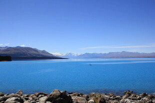 湖畔美景 岩石与湛蓝湖水