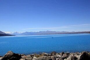 蓝色湖泊与远处山峦美景