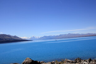 蓝色湖泊与远处山峦美景