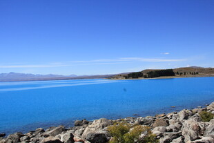 湛蓝湖畔的嶙峋岩石