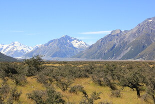 壮丽山野间的巍峨雪山