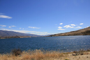 湖畔风光 蓝天草地碧水