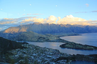 湖畔山城的壮丽日出景观