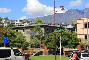 城市街景中的建筑与行人