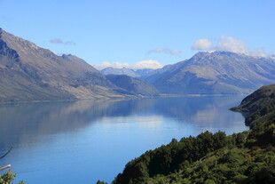宁静湖景与远山风光